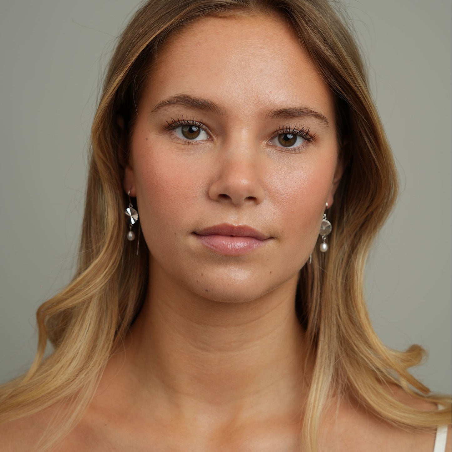 Sparkle Life Dangle Earring - Sterling Silver with 2 white Ferskvandsperler