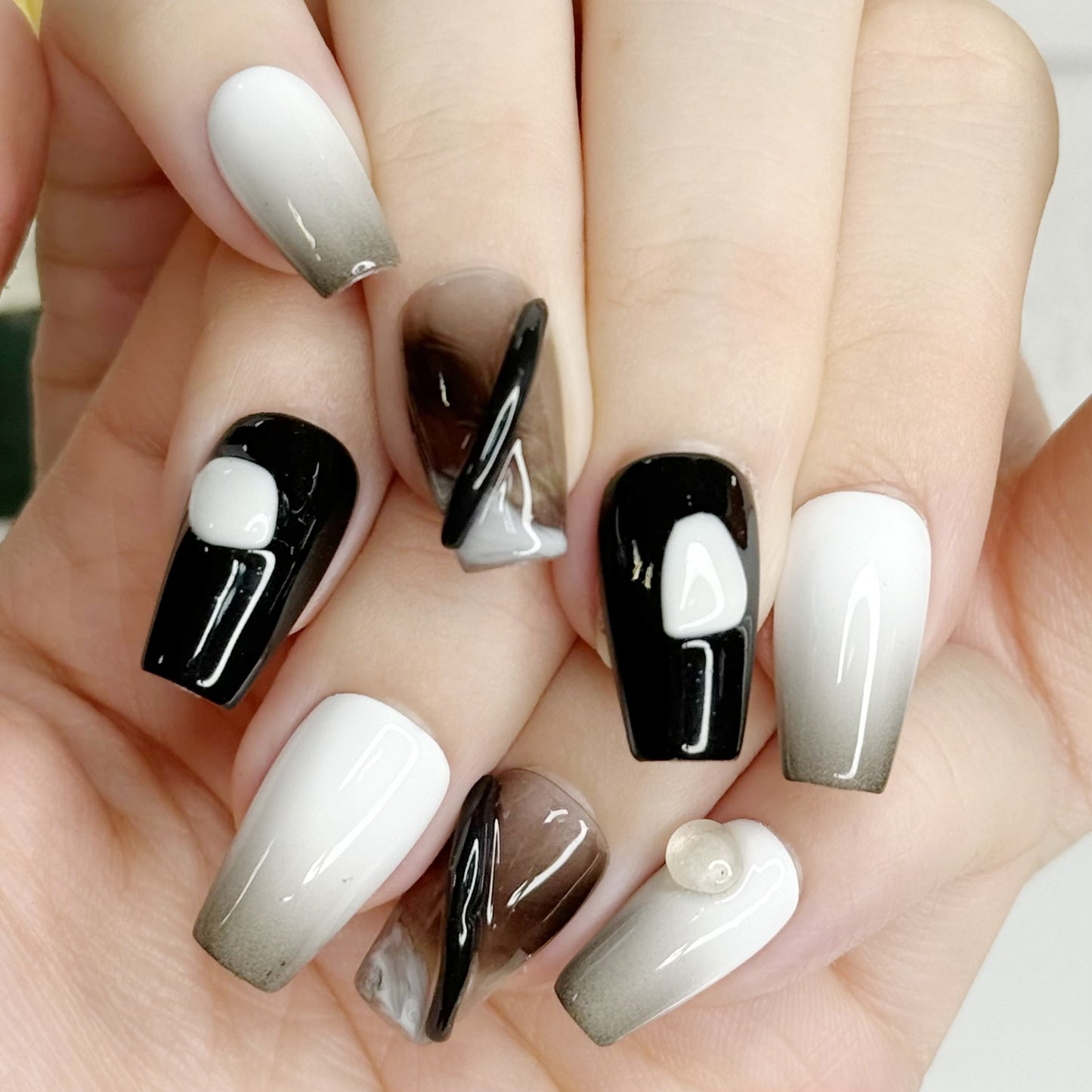 Women's Black And White Blooming T-shaped Manicure