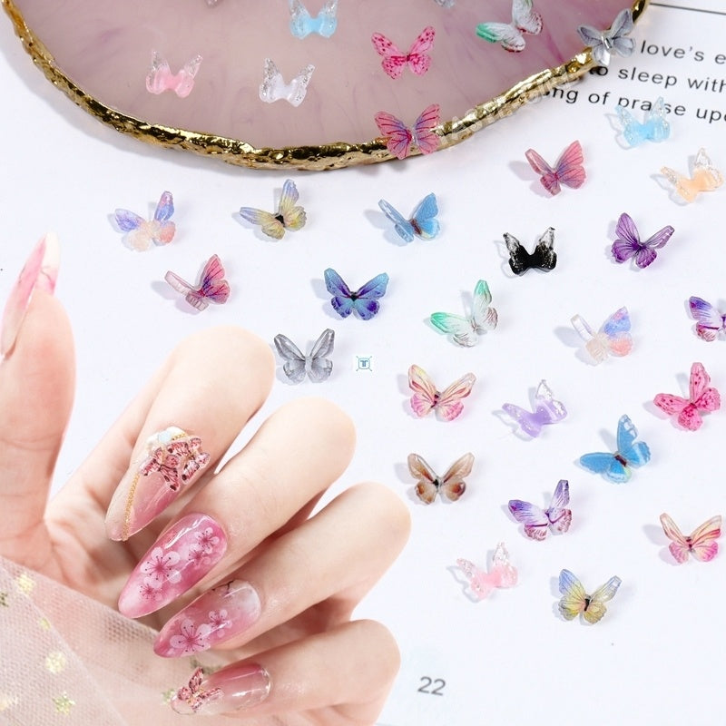 Kleine Schmetterlings-Nageldekoration aus hitzeschrumpfender Folie