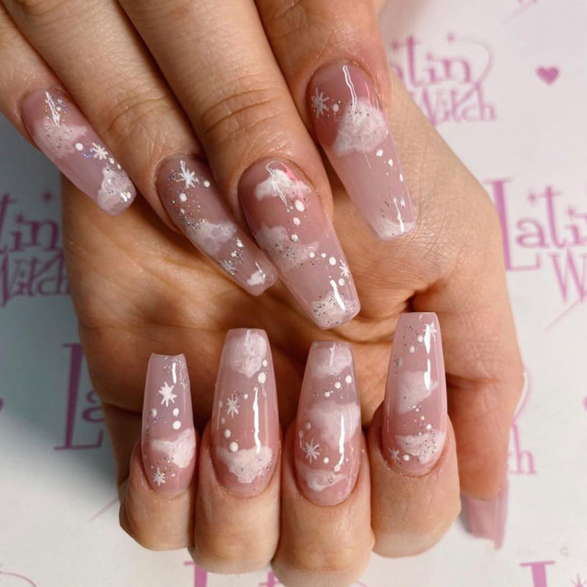 Modischer Nagelflicken in Nude-Rosa mit Wolkenmotiv