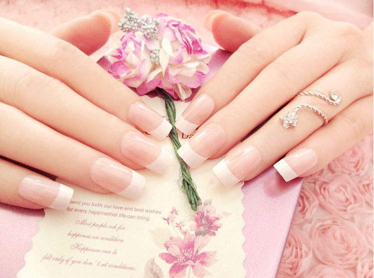 Nagelkunst, French-Nageldesign, lange künstliche Nägel, French-Nagelpatches