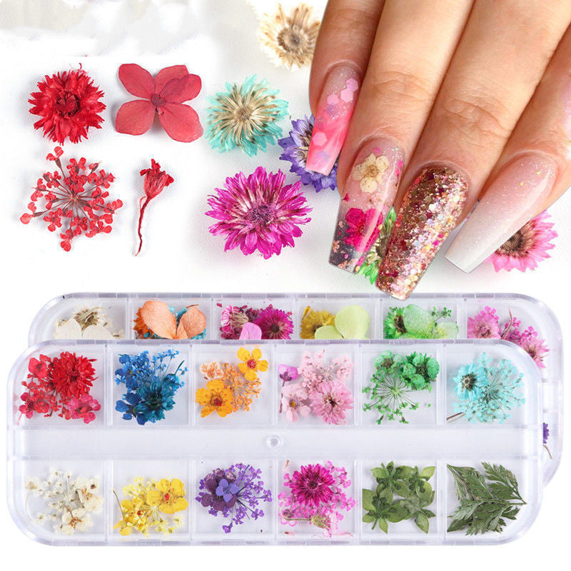 Nagelkunst mit Trockenblumen