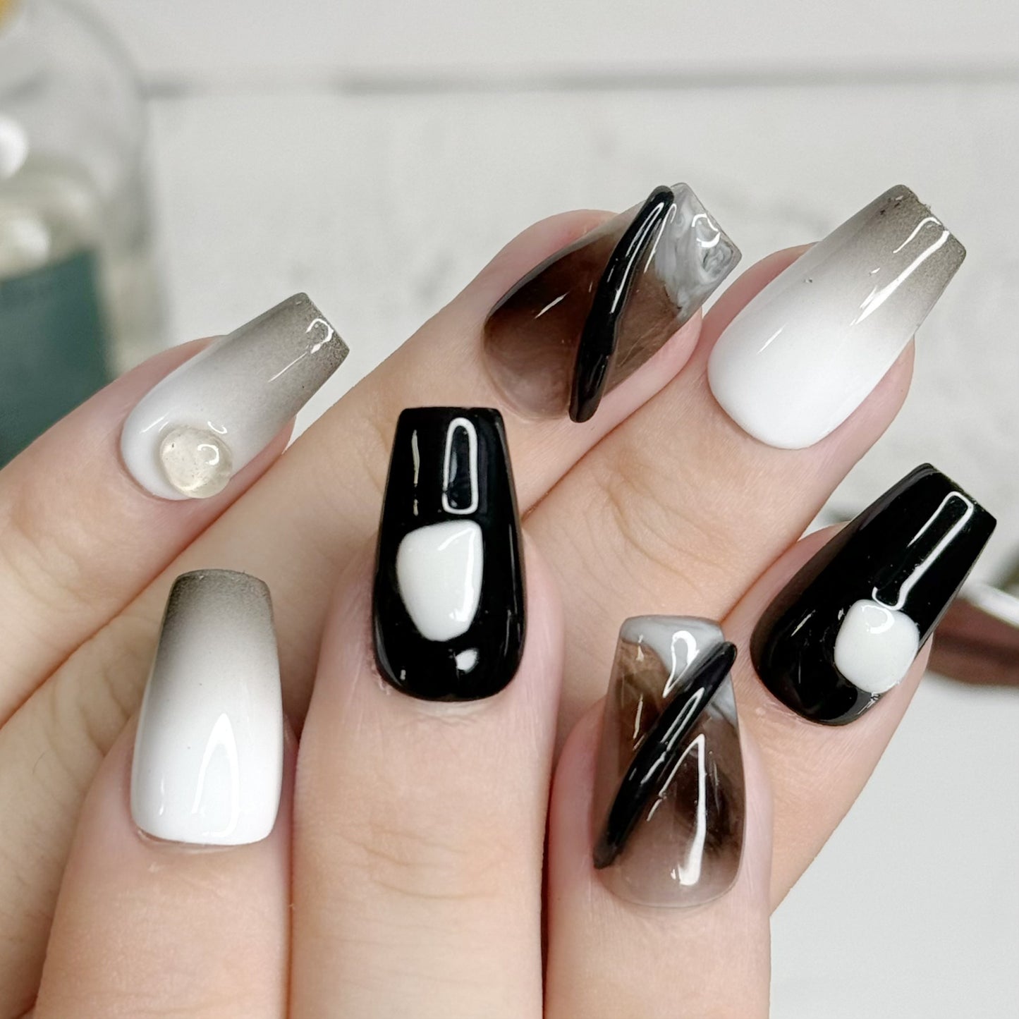 Women's Black And White Blooming T-shaped Manicure