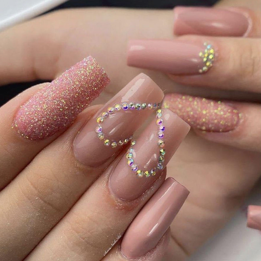 Liebe Hand trägt Nagelspitze