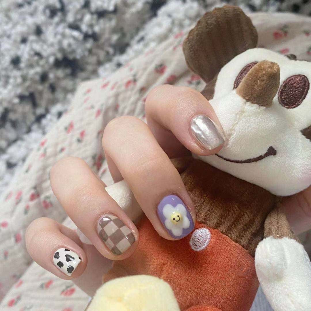 Handgefertigter Nagelaufnäher mit süßem Karomuster