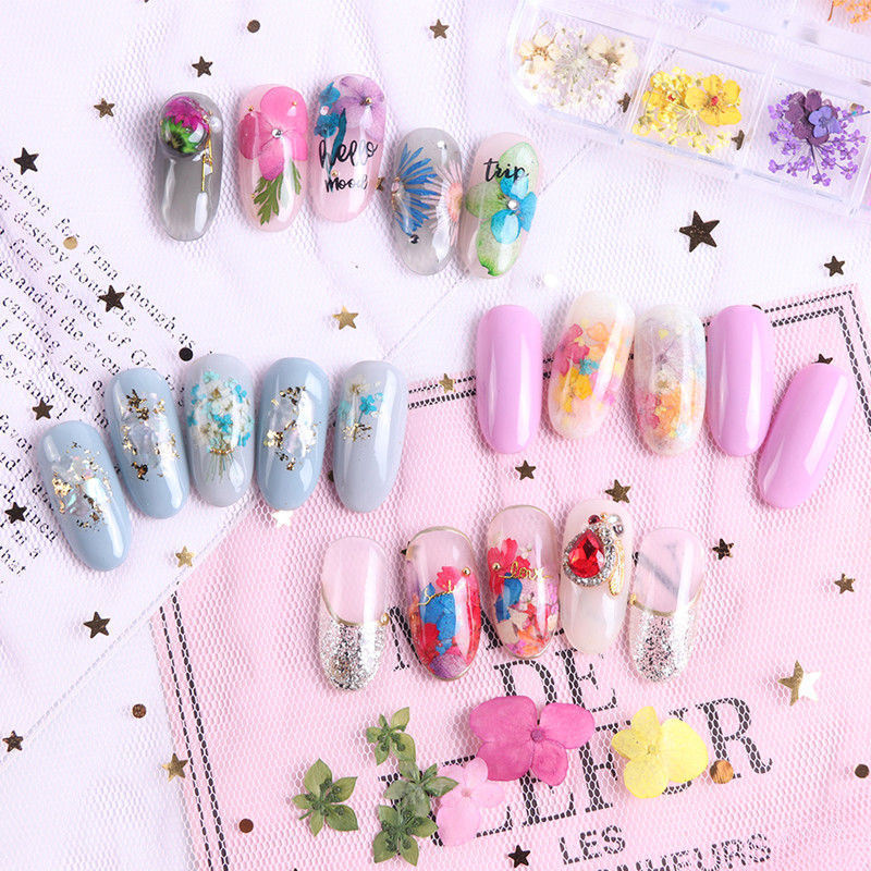 Nagelkunst mit Trockenblumen
