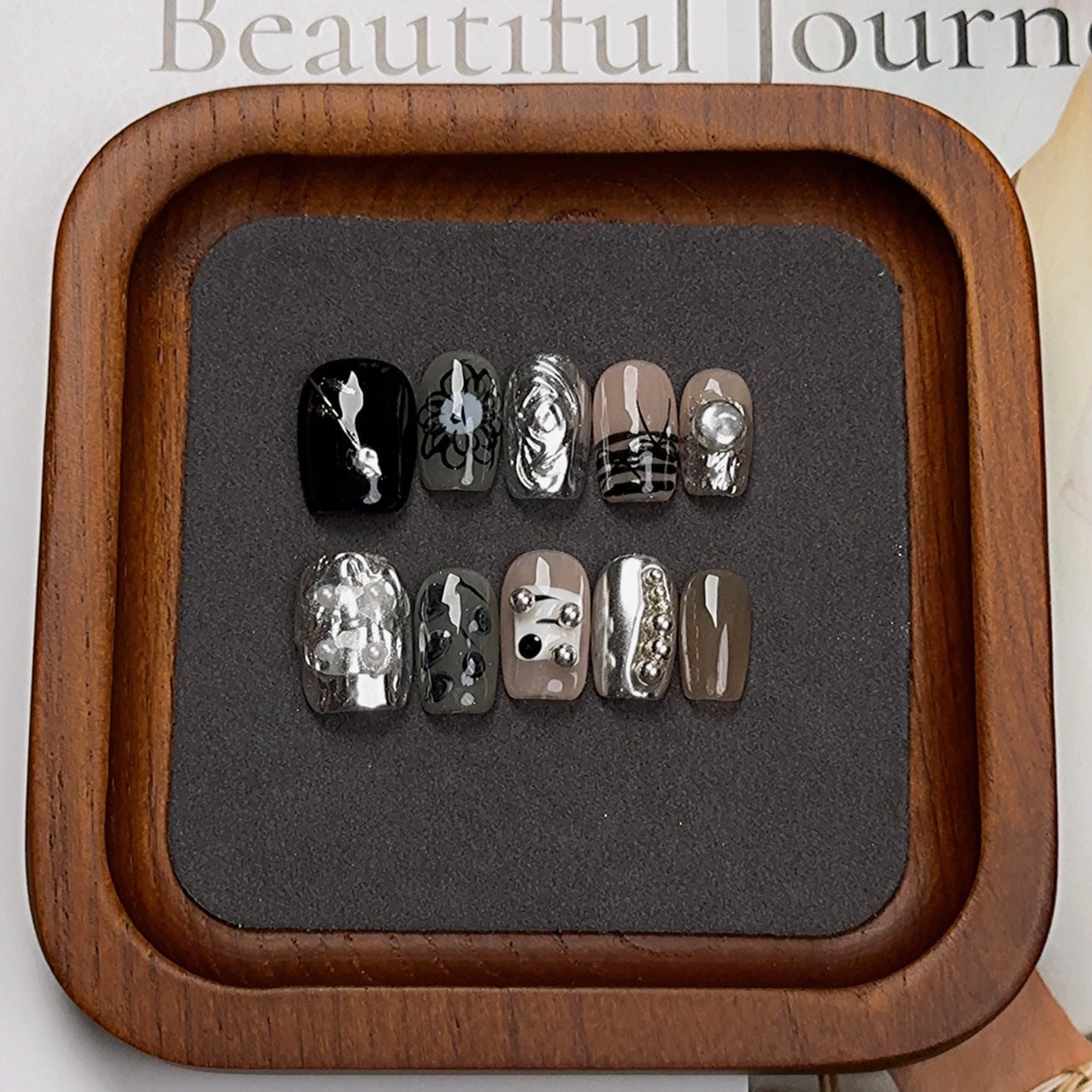 Handgefertigte Maniküre mit Goldpuder für den Nagellack im Heavy-Industrial-Stil