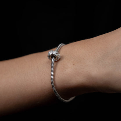 White Marguerite Stopper - Charm 4 mm with Bracelet - Blankpoleret Sterling Sølv