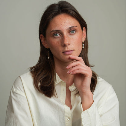 Playful Pearls Dangle Earring - Polished Gold Plated Sterling Silver with 4 white Ferskvandsperler