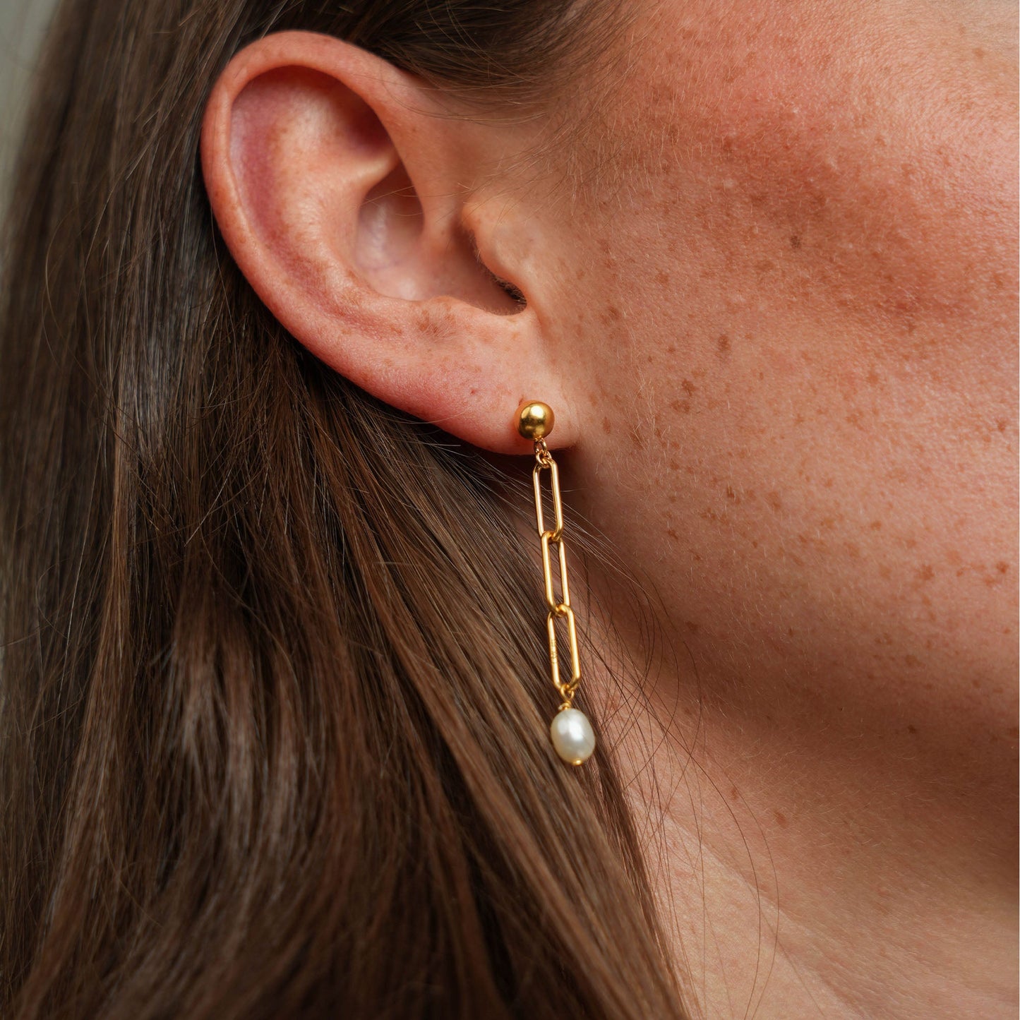 Playful Pearls Dangle Earring - Polished Gold Plated Sterling Silver with 4 white Ferskvandsperler