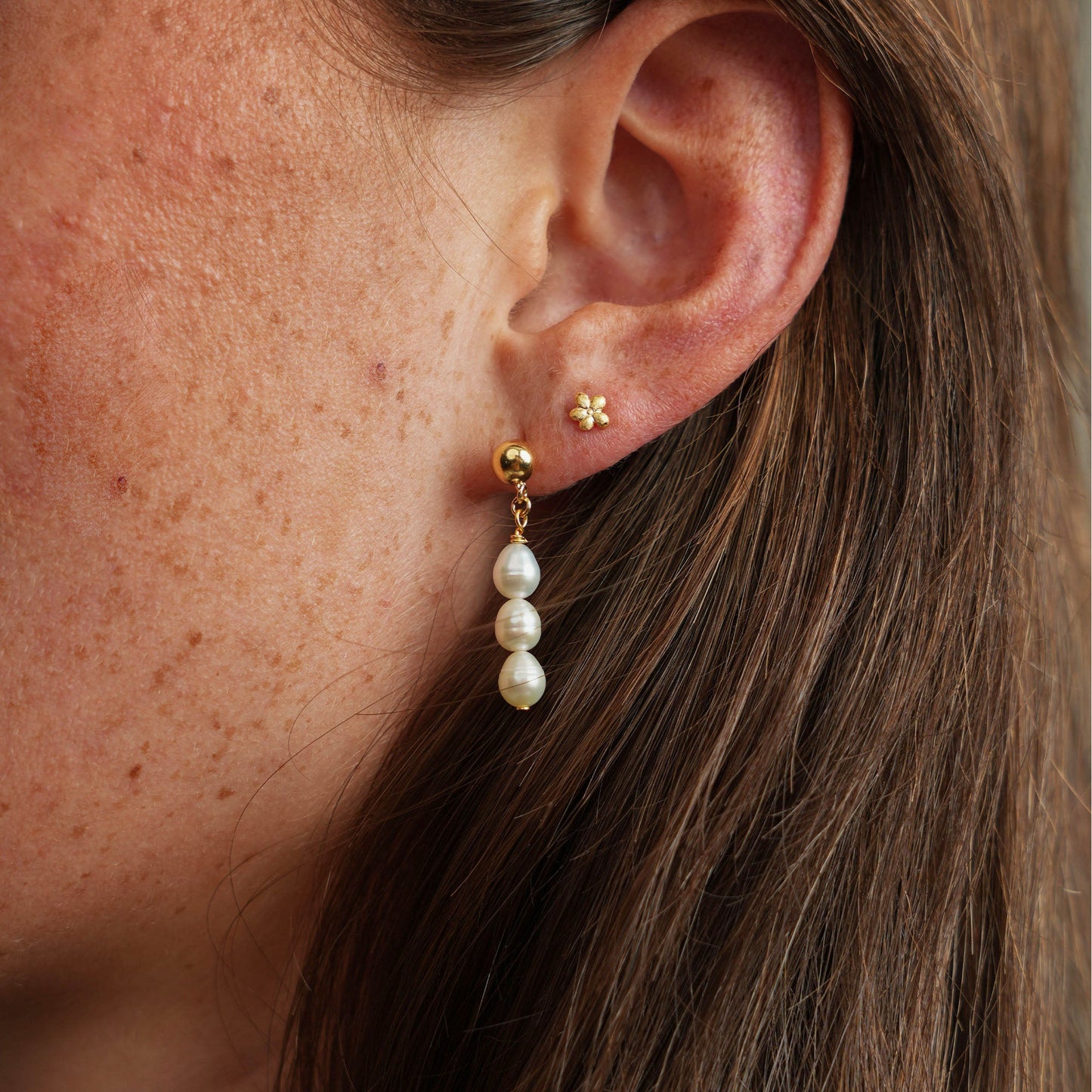 Playful Pearls Dangle Earring - Polished Gold Plated Sterling Silver with 4 white Ferskvandsperler