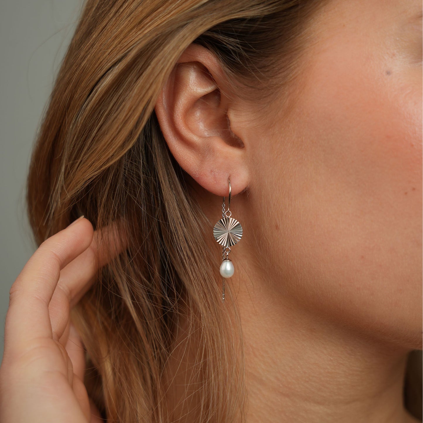 Sparkle Life Dangle Earring - Sterling Silver with 2 white Ferskvandsperler