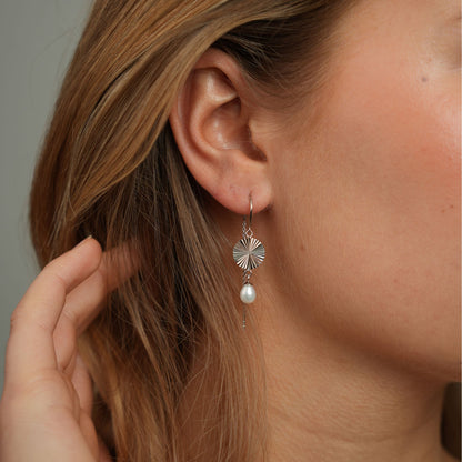 Sparkle Life Dangle Earring - Sterling Silver with 2 white Ferskvandsperler