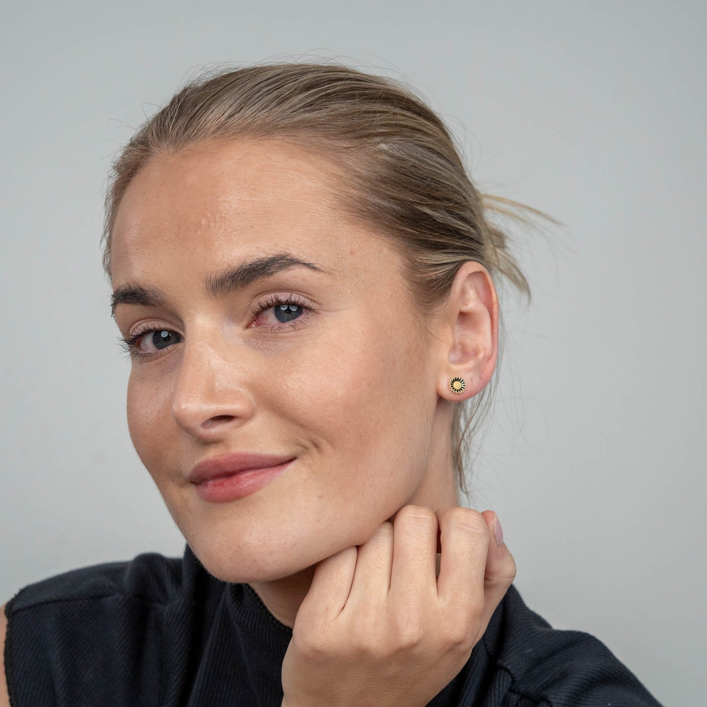 Marguerite black 8mm Stud Earrings - Gold Plated Sterling Silver