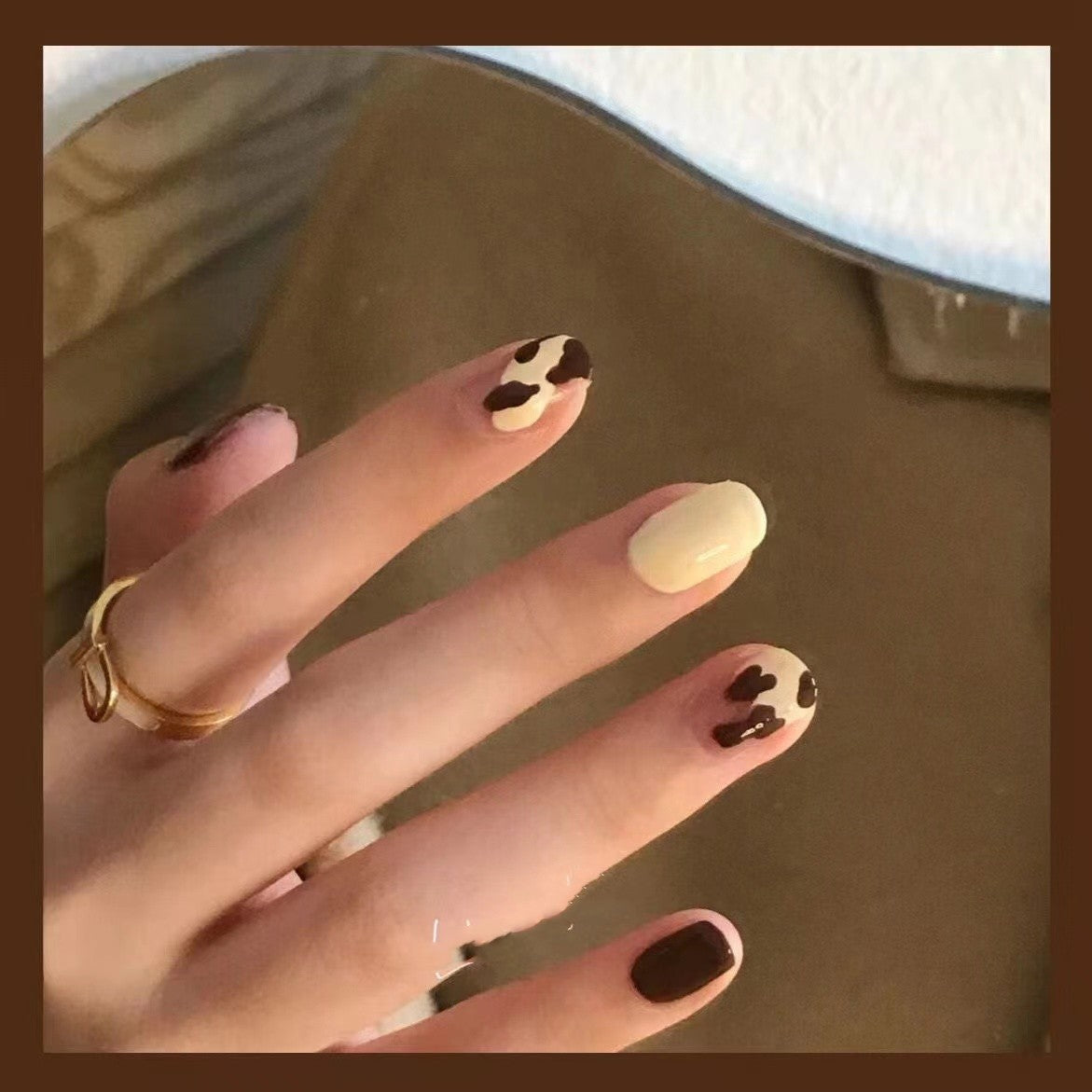 Handgetragene Nagelkunst in Creme und Braun im Kontrast