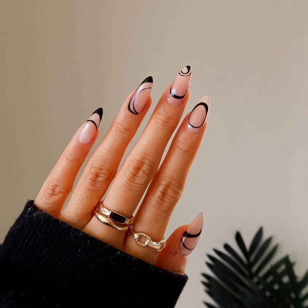 Nordic Wind trägt eine einfache Nagelflickenlinie