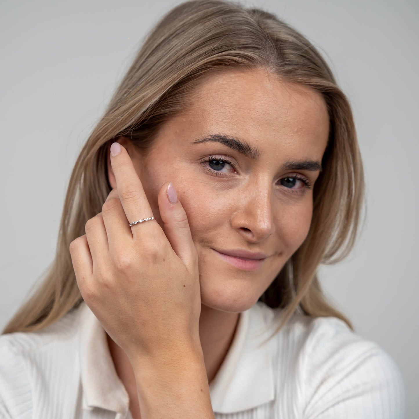 Simple Life Style Ring - Sterling Silver with 5 white Cubic Zirkonia