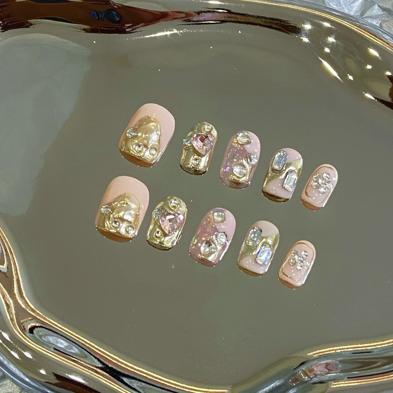 Nagelverschleiß, handgefertigtes Fertigprodukt, künstliche Nägel.