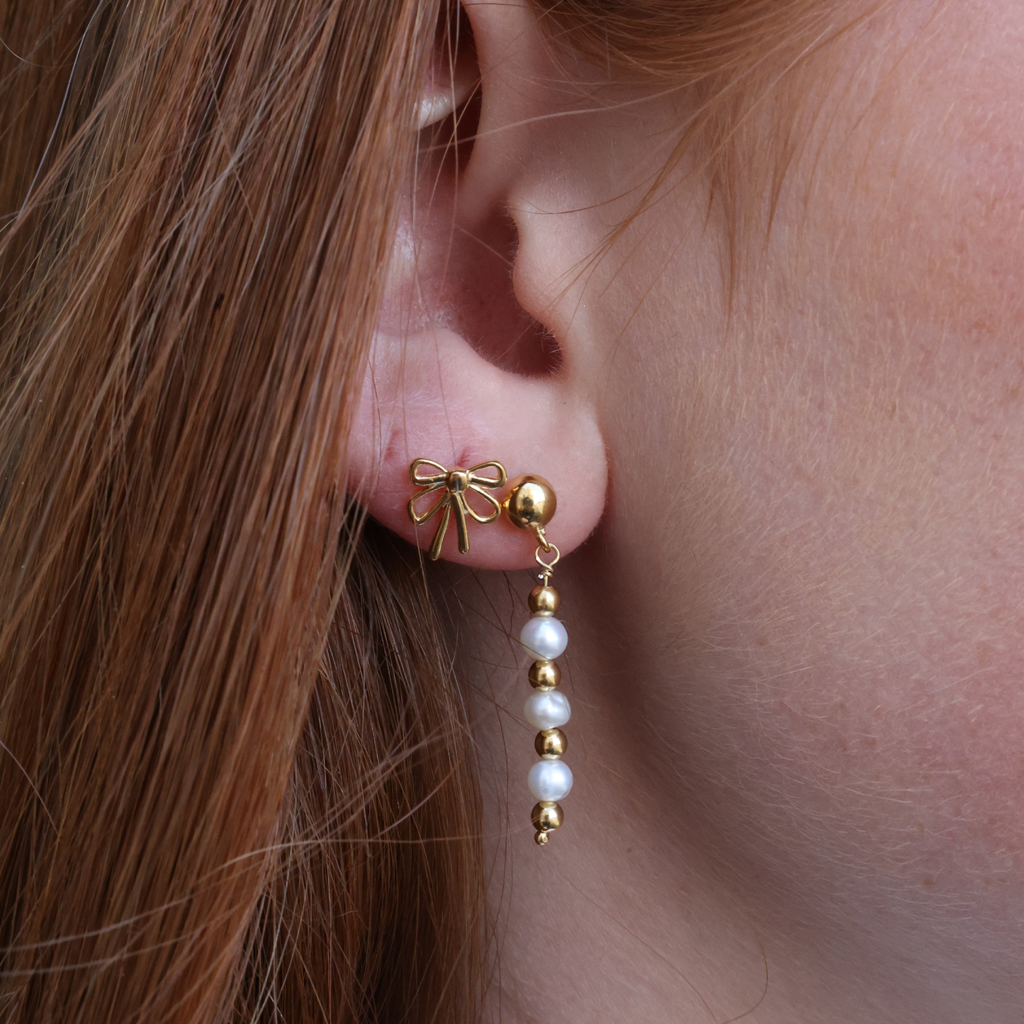 Pearl mix Dangle Earring - Polished Gold Plated Sterling Silver with 6 white Ferskvandsperler