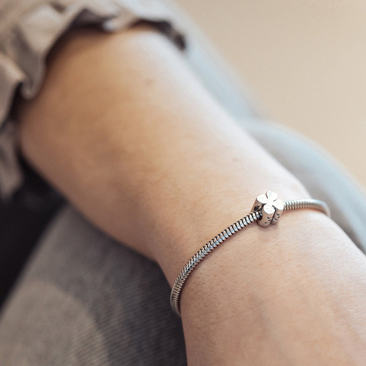 Four Leaf Clover - Charm 4 mm with Bracelet - Børstet Sterling Sølv