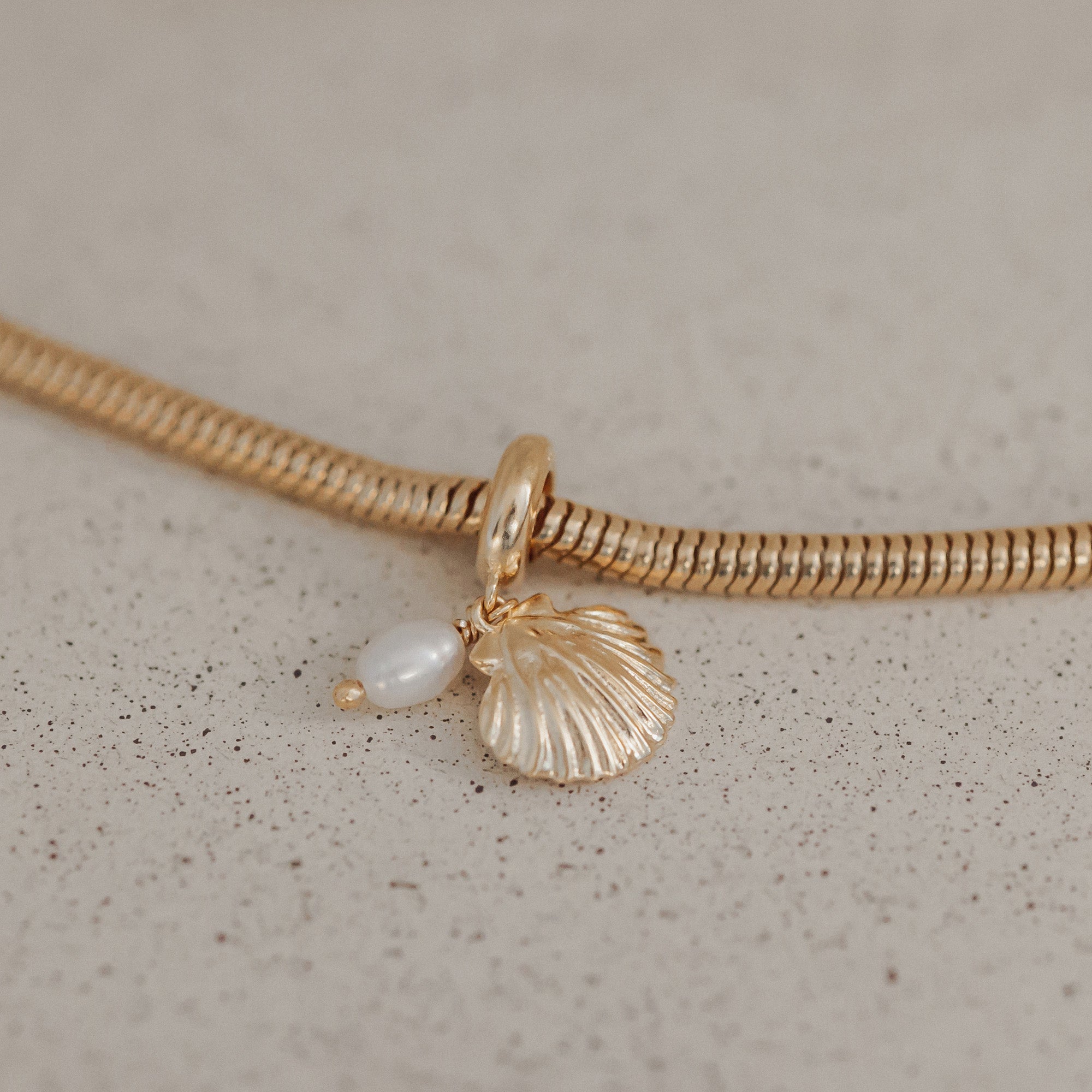 Clam shell - Dangle Charm 4 mm with Bracelet - Polished Gold-Plated Sterling Silver with 1 Freshwater Pearl