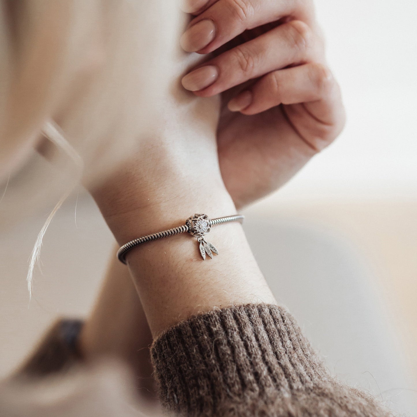 Live Love Hope - Charm 4 mm with Bracelet - Satin Sterling Sølv with 1 Topas