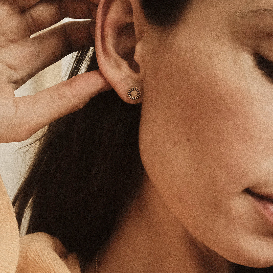 Marguerite black 8mm Stud Earrings - Gold Plated Sterling Silver