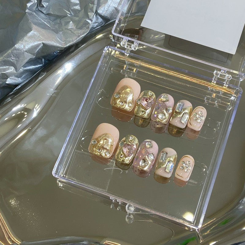 Nagelverschleiß, handgefertigtes Fertigprodukt, künstliche Nägel.