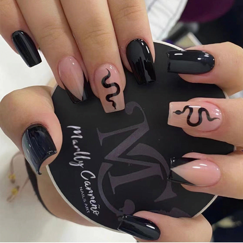 Nagelpatch mit schwarzem abgeschrägtem French-Maniküre-Design